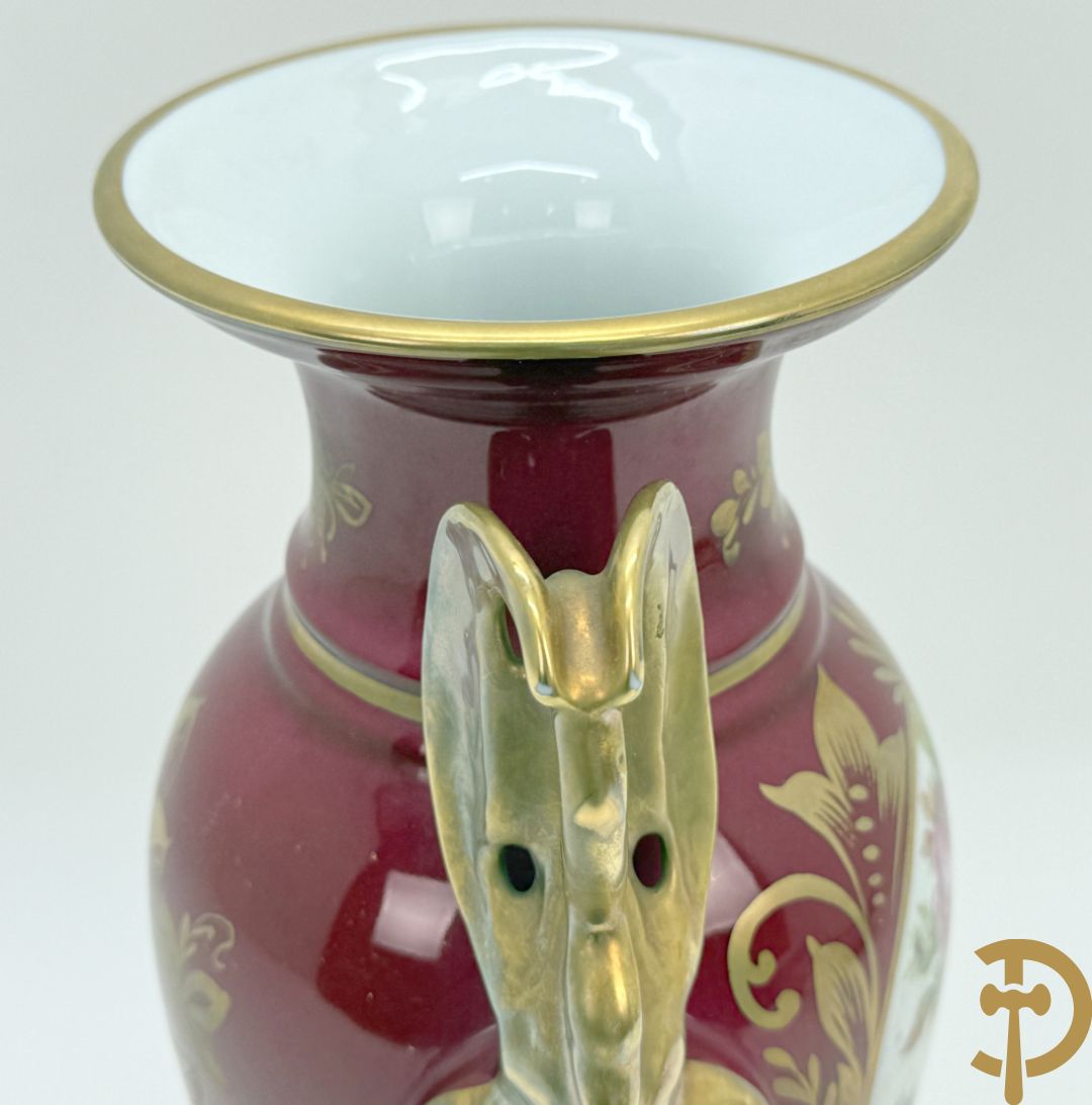 Sèvres cachepot met dubbel decor van handbeschilderde romantische dames en bloemendecor + cachepot in Frans porselein met bloemendecor gevat in bronzen houder + Limoges medici vaas met zwanehalzen