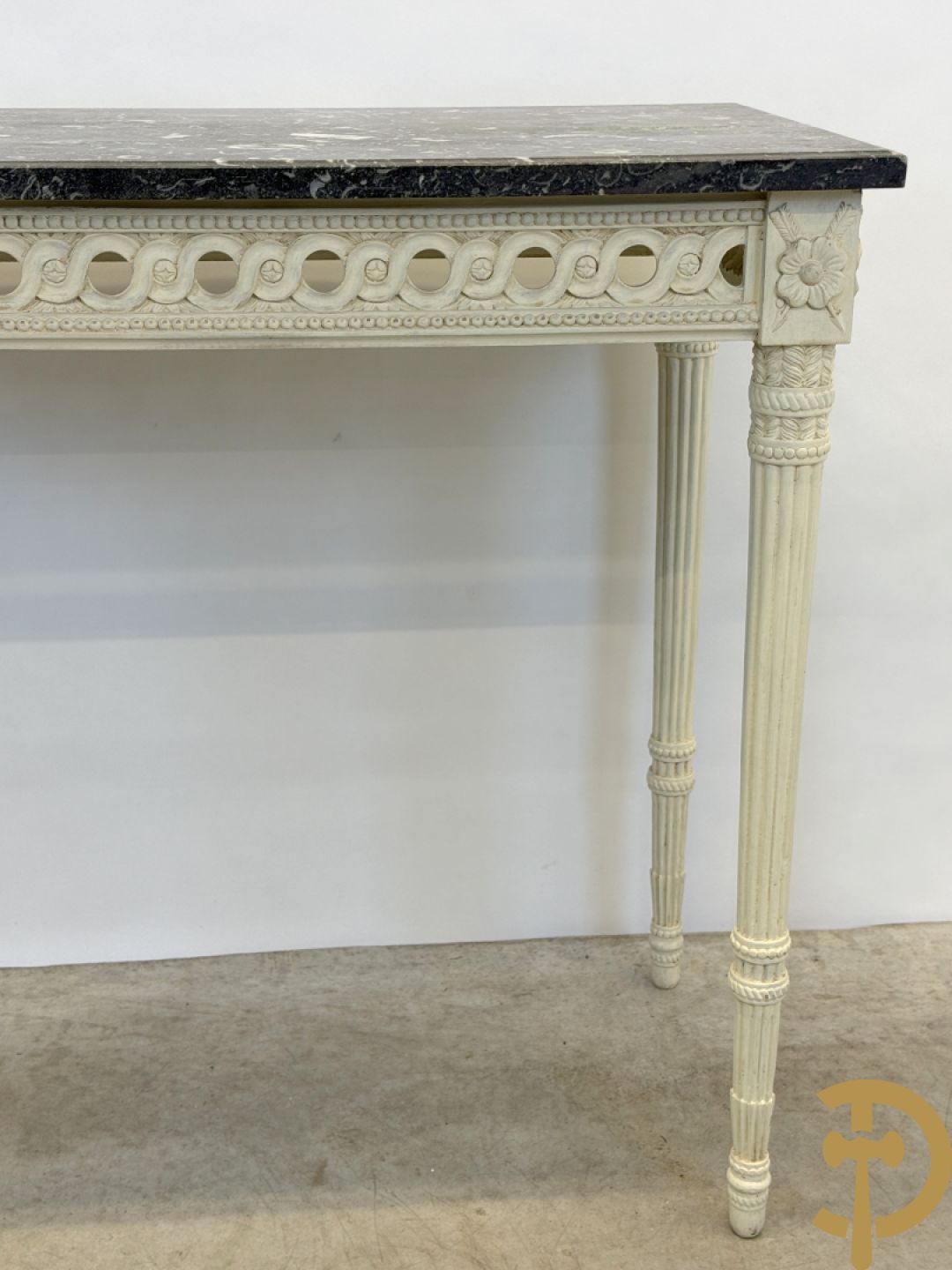 Houtgesculpteerde en gepolychromeerde Louis XVI console met grijs marmeren blad
