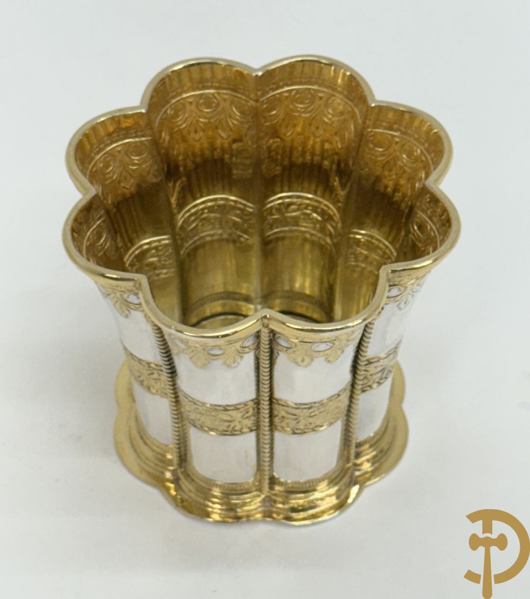 Massief zilveren Margrete beker met vergulde motieven en vermeil binnenin, maker Michelsen A., Serling silver