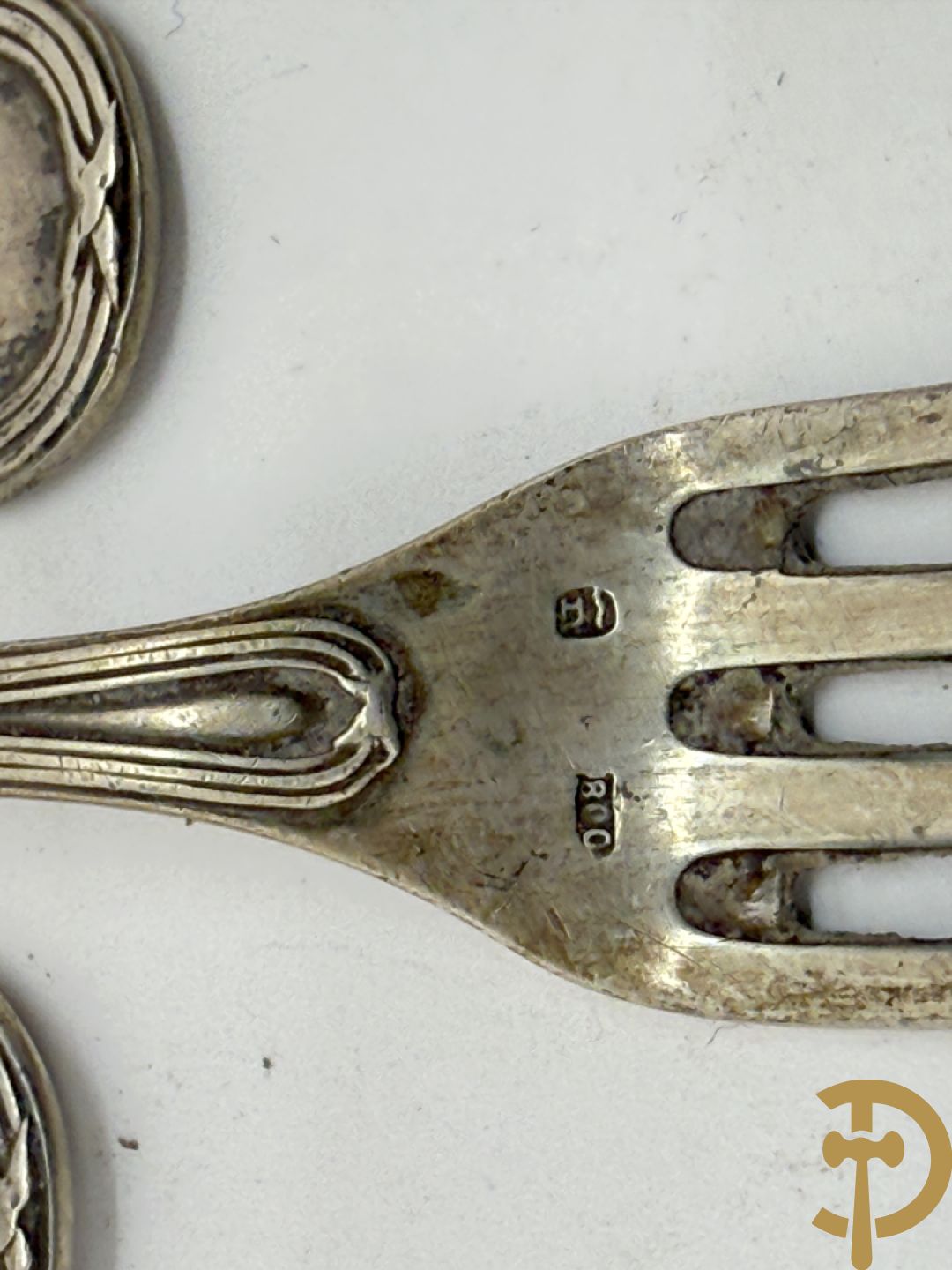 11 massief zilveren kleine lepels en 11 massief zilveren kleine vorken met bandes croisées, Delheid (813 gram) + messen met zilveren heft (na te zien)