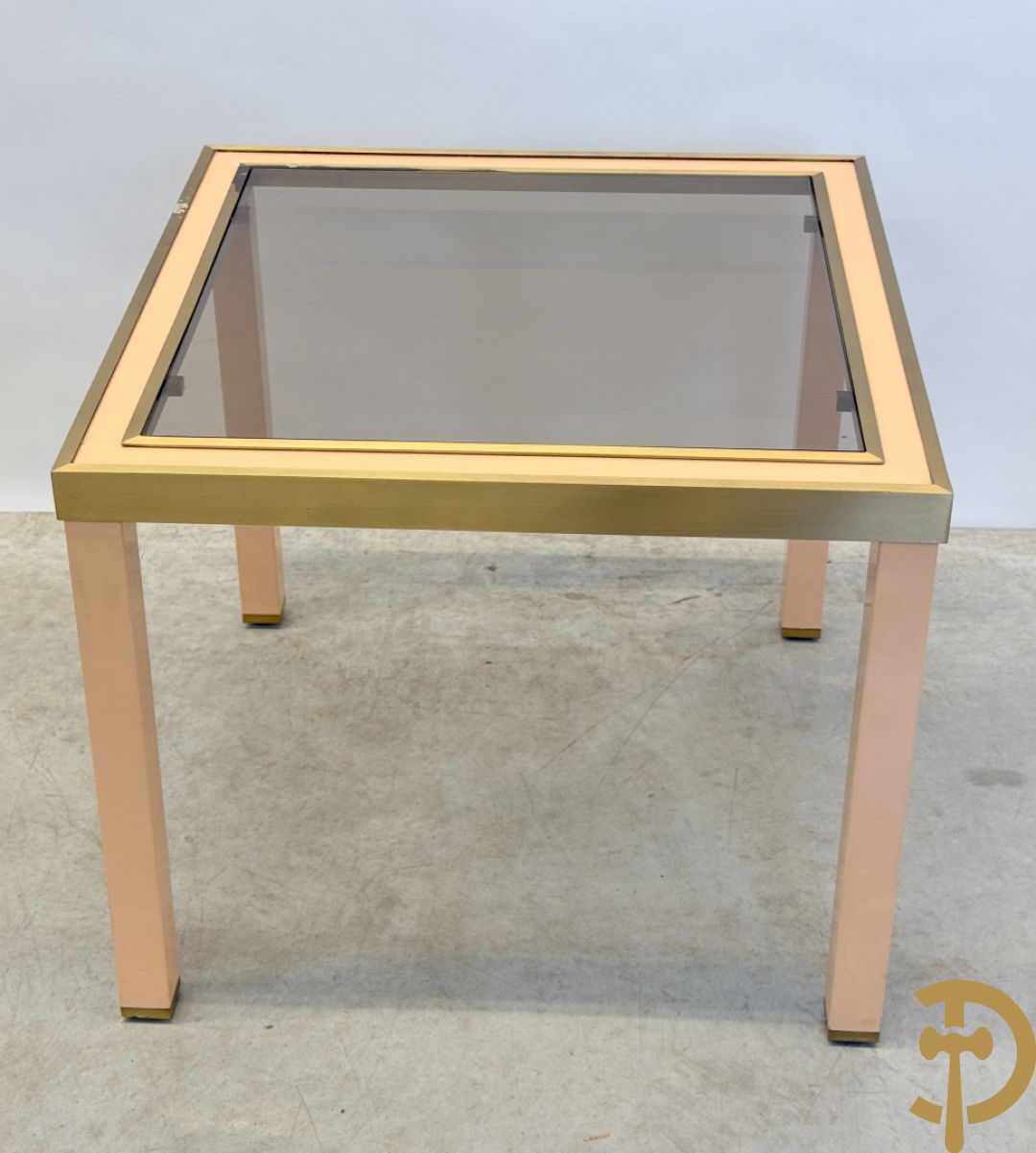 Paar bijzettafels met koperafwerking en glazen fumé blad + 2 bijhorende lampadaires in terra cotta