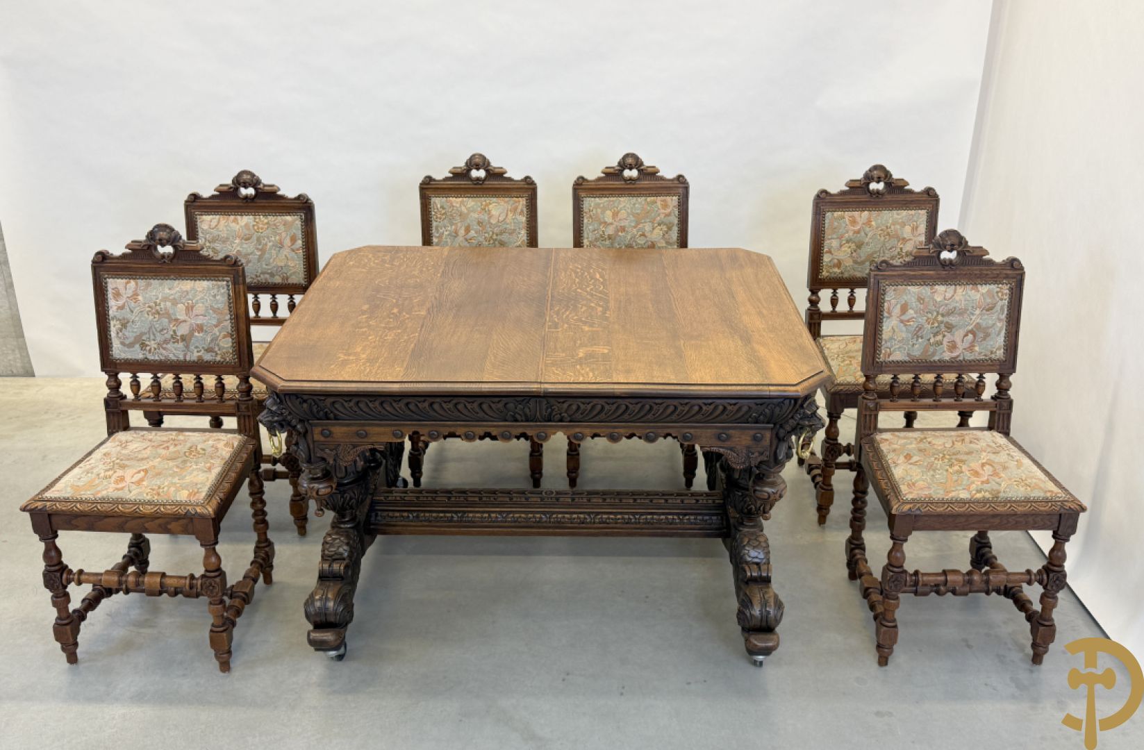 Massief eiken dolfijnetafel met knorrenlijst en leeuwenkoppen, Neo Renaissence stijl + 6 eiken stoelen met sculptuur