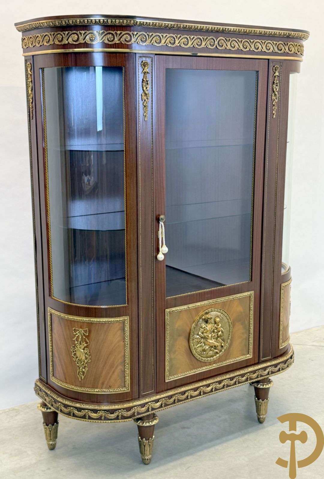 Notelaren vitrine met afgeronde zijkanten, bezet met bronzen plakkettes van dame en cupido