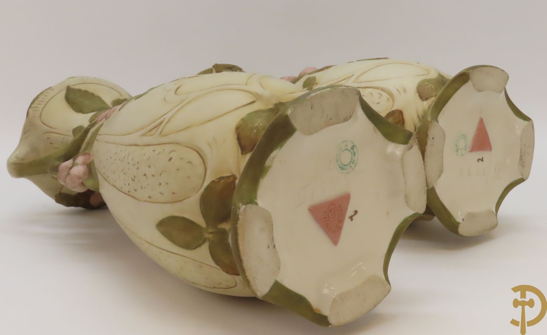 Paar Royal Dux vazen, Art Nouveau stijl, met bloemen bezet, Nummer 5505