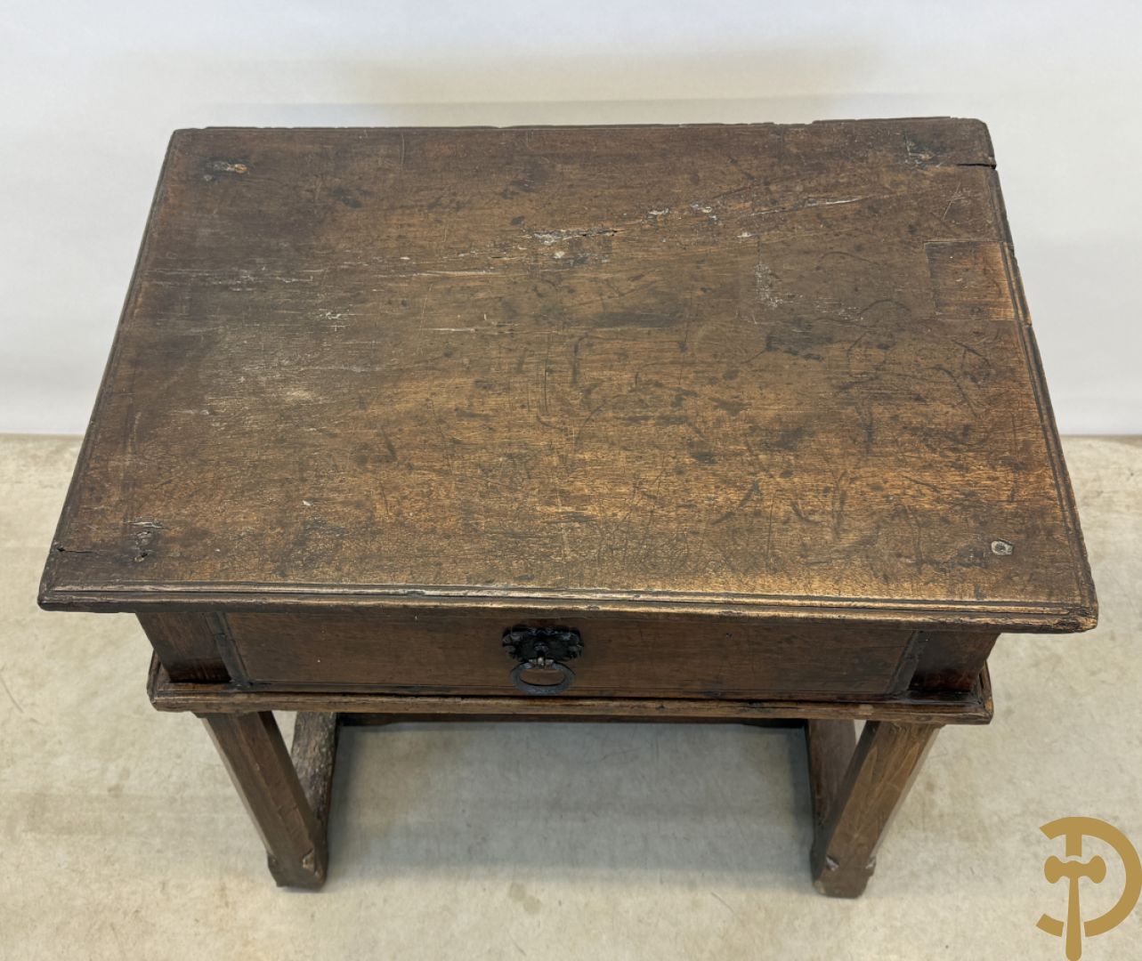 Massief eiken landelijke bijzettafel met lade en smeedijzeren trekker op verjongende poten