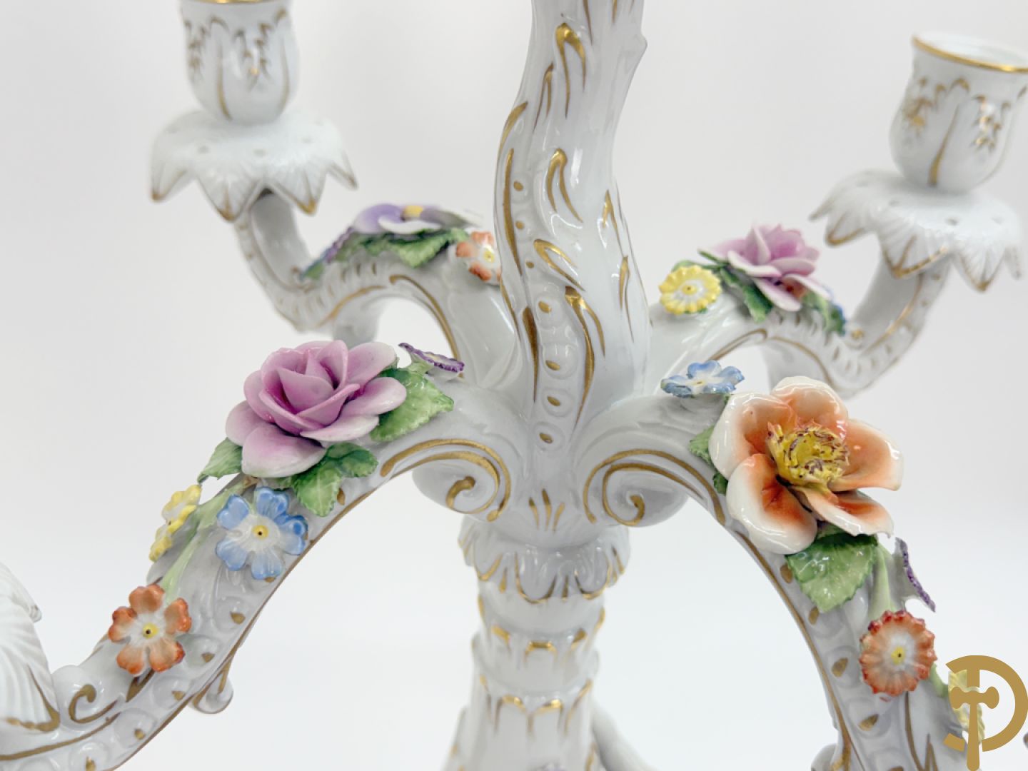 Porseleinen vijfarmige kandelaar met 2 cupido