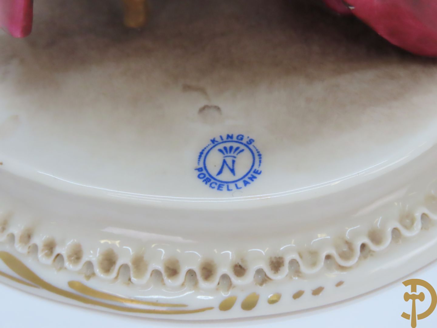 Drie porseleinen sierstukken 