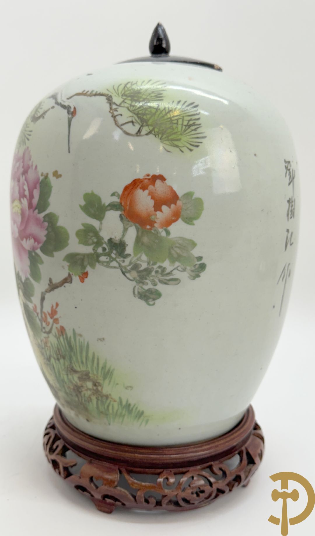 Twee Chinese porseleinen dekselpotiches met dieren- en bloemendecor