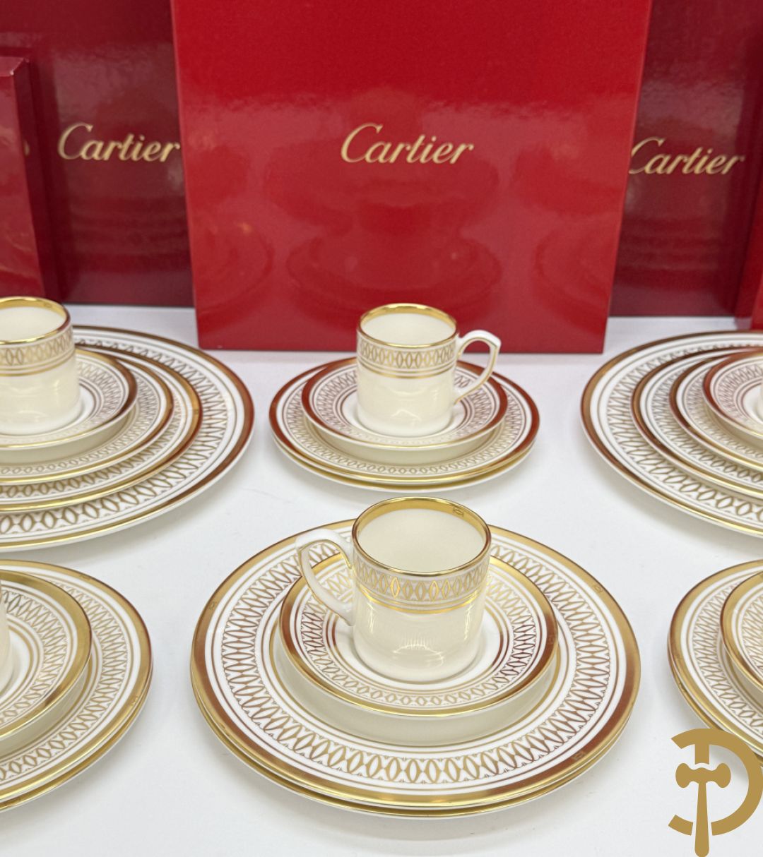 Porseleinen servies Cartier met vergulde rand bestaande uit 4 grote borden, 8 dessert bordjes, 8 koffie kopjes en schoteltjes en 8 kleine bordjes, La Maison Des Must