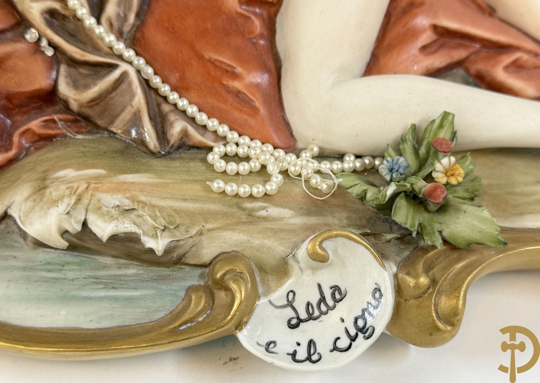 Italiaanse biscuitgroepen w.o. grote groep met 2 liggende naakte dames met zwaan, jongeman op rots, vioolspeler met edeldame, dame met kanten jurk en kinderen + Armani G. getekend 