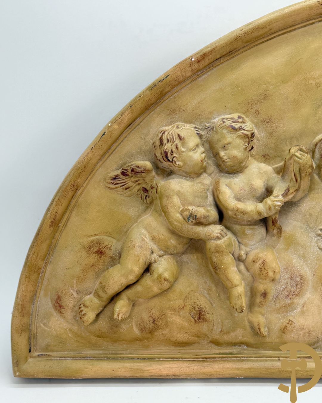 Halve maanvormig basrelief in terra cotta met romantisch decor van musicerende en spelende cupido