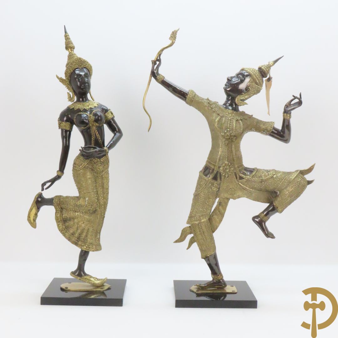 Twee staande koperen boedhistische figuren