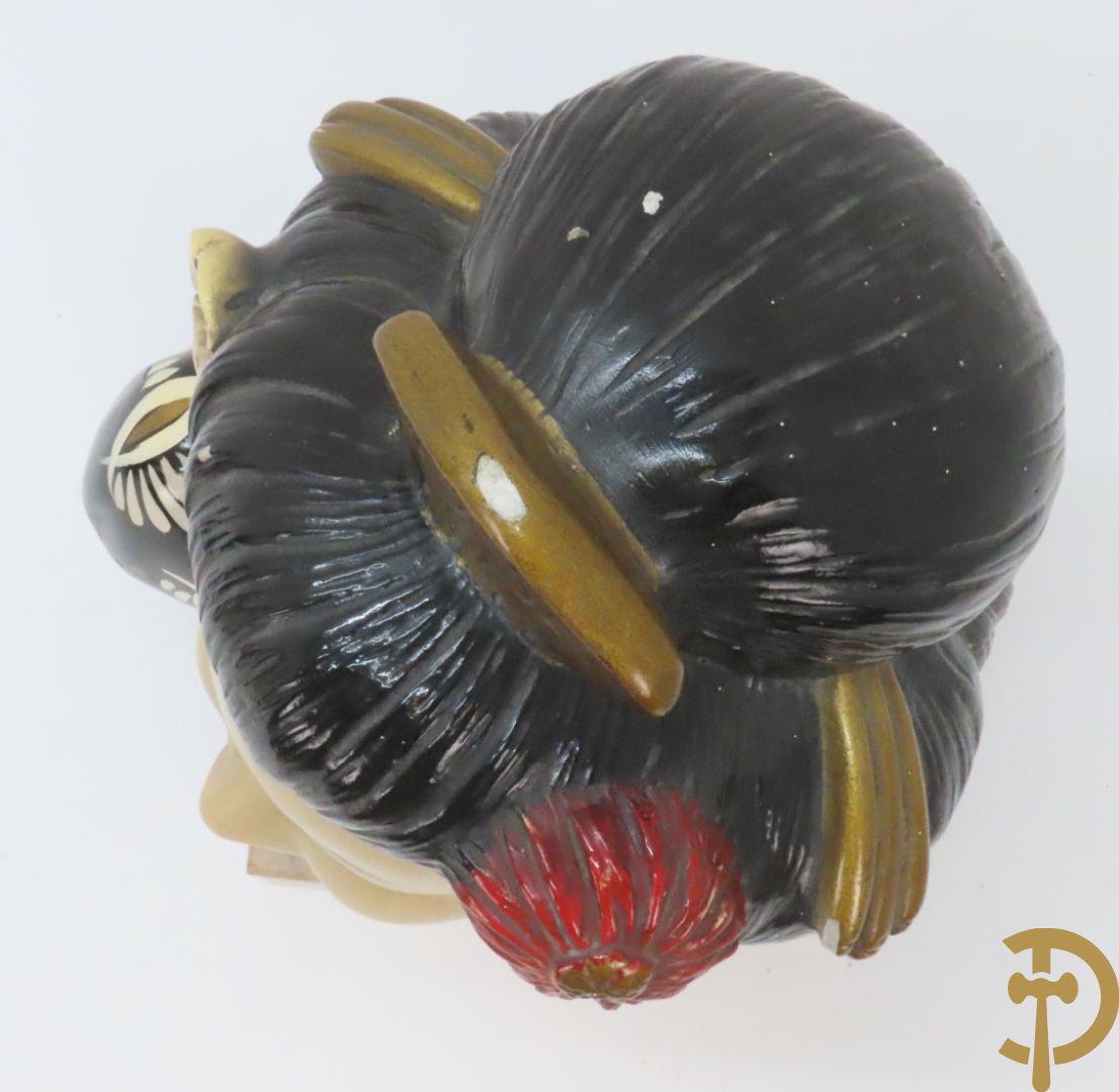 Gipsen damesbuste van Japanse schone op marmeren sokkel