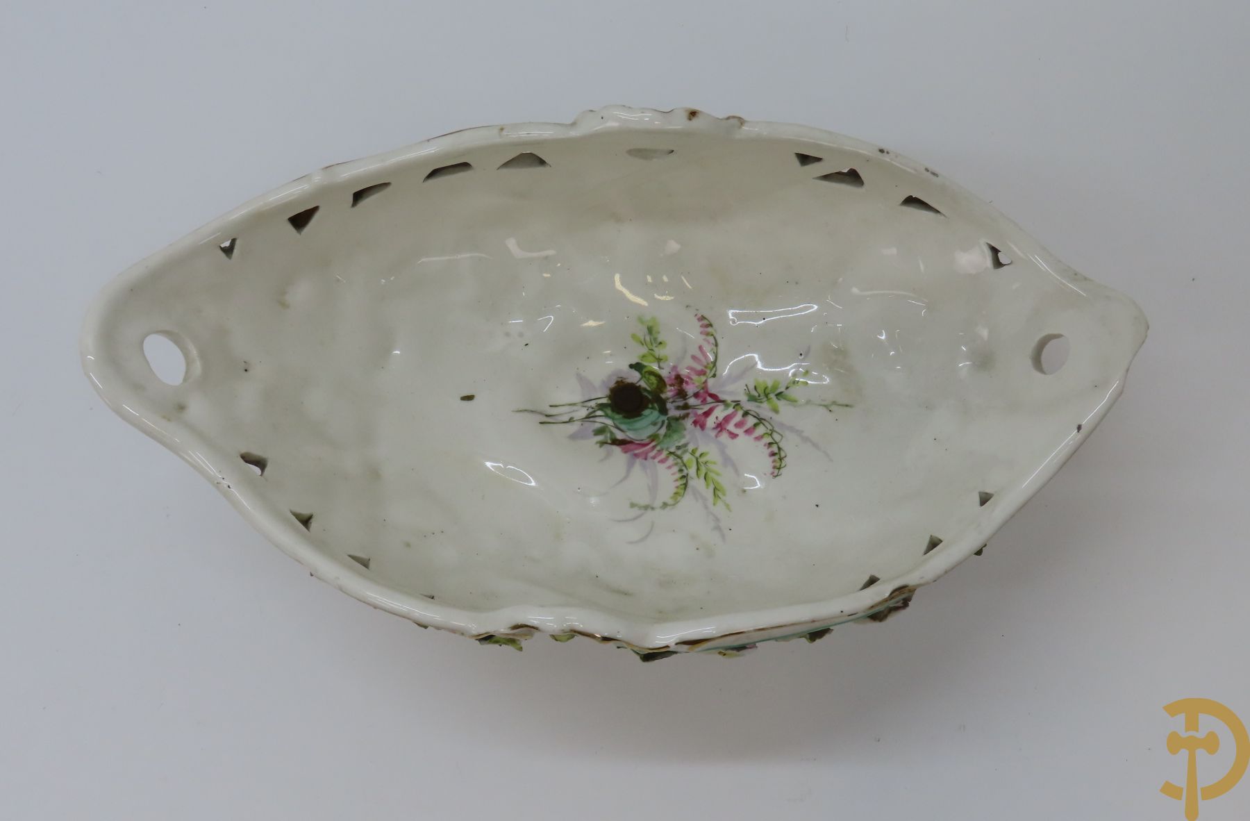 Porseleinen Franse cornetvaas geajoureerd met bloemenmotief, Vieux Paris + Vieux Paris coupe + porseleinen coupe met bloemenmotieven bezet