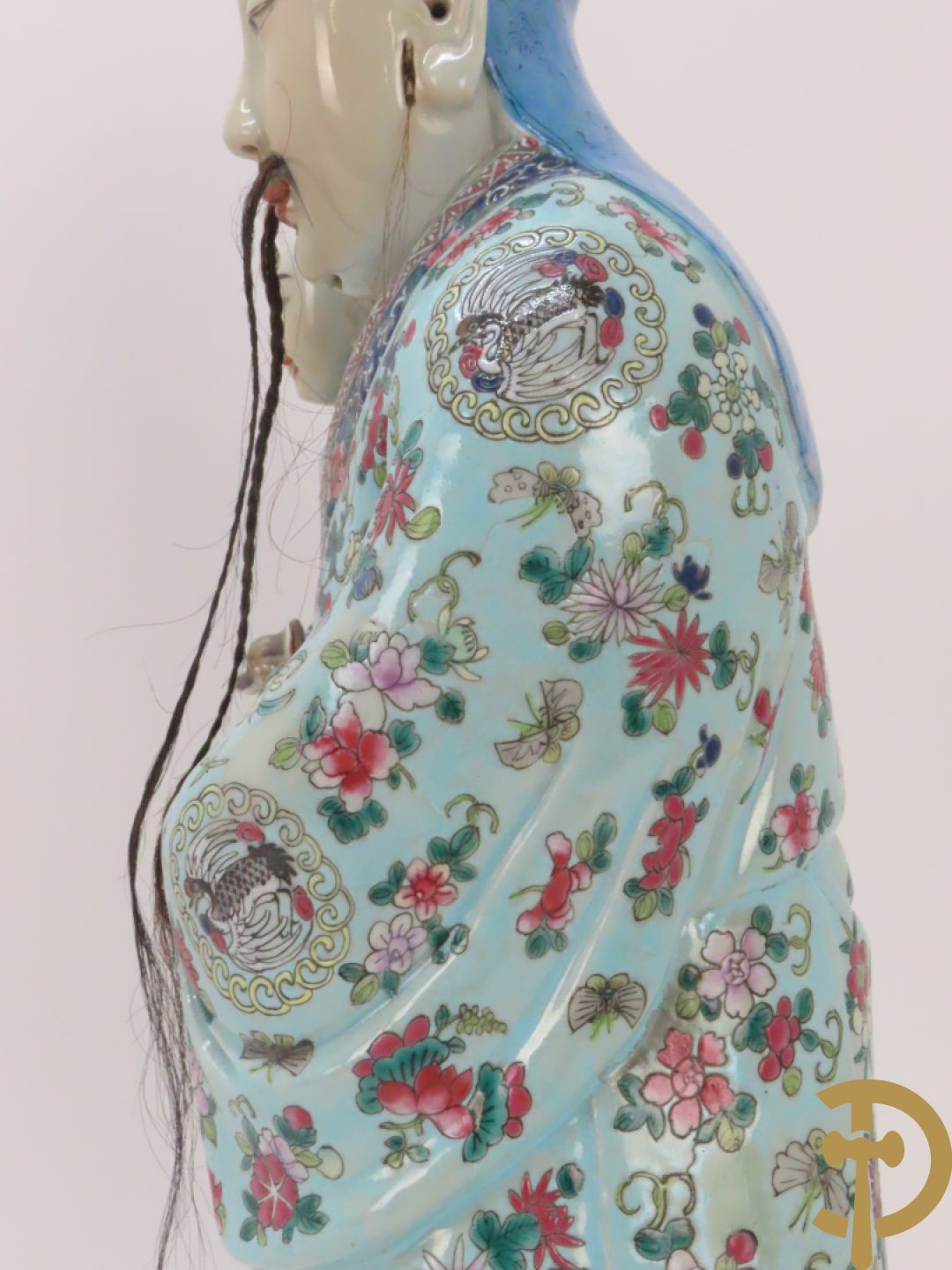 Chinese porseleinen wijsgeer dragende een kind