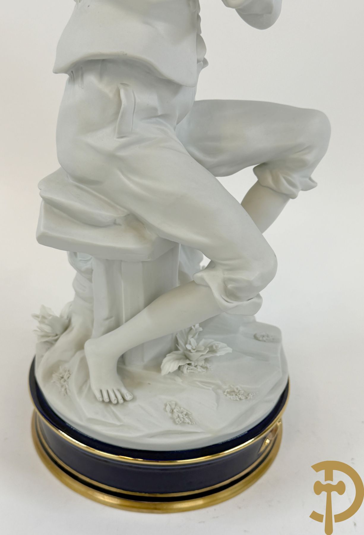 Italiaanse biscuitgroepen w.o. grote groep met 2 liggende naakte dames met zwaan, jongeman op rots, vioolspeler met edeldame, dame met kanten jurk en kinderen + Armani G. getekend 