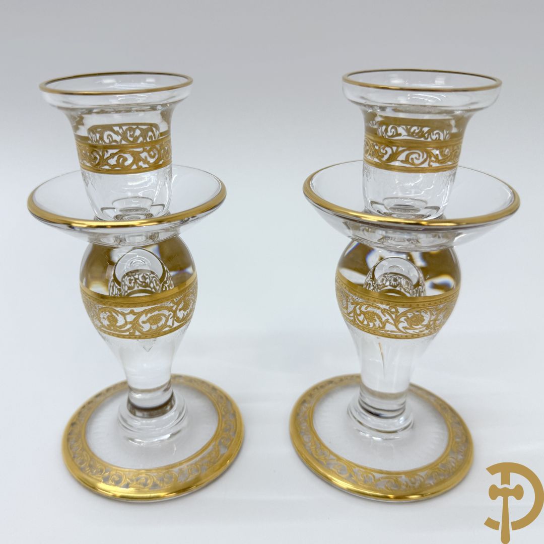 Paar lage kristallen kandelaars, Thistle Or, Saint Louis gemerkt