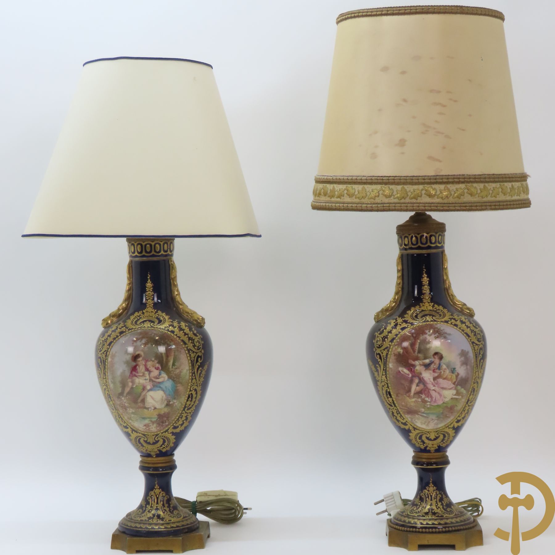 Paar kobaltblauwe porseleinen vazen met dubbel motief als lampadaire