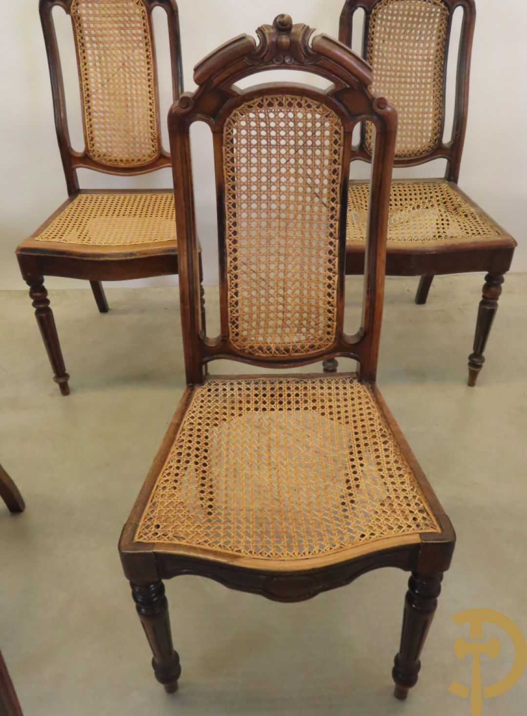 Negen Louis Philippe stoelen met gecanneerde zitting