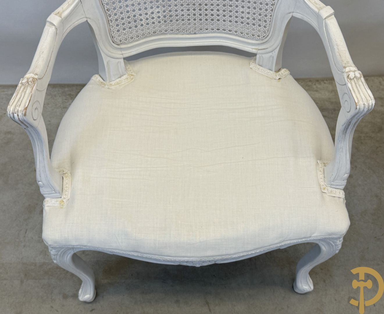 Paar gemonochromeerde Louis XV armzetels met gecanneerde rug + 2 gestoffeerde Louis XV armzetels