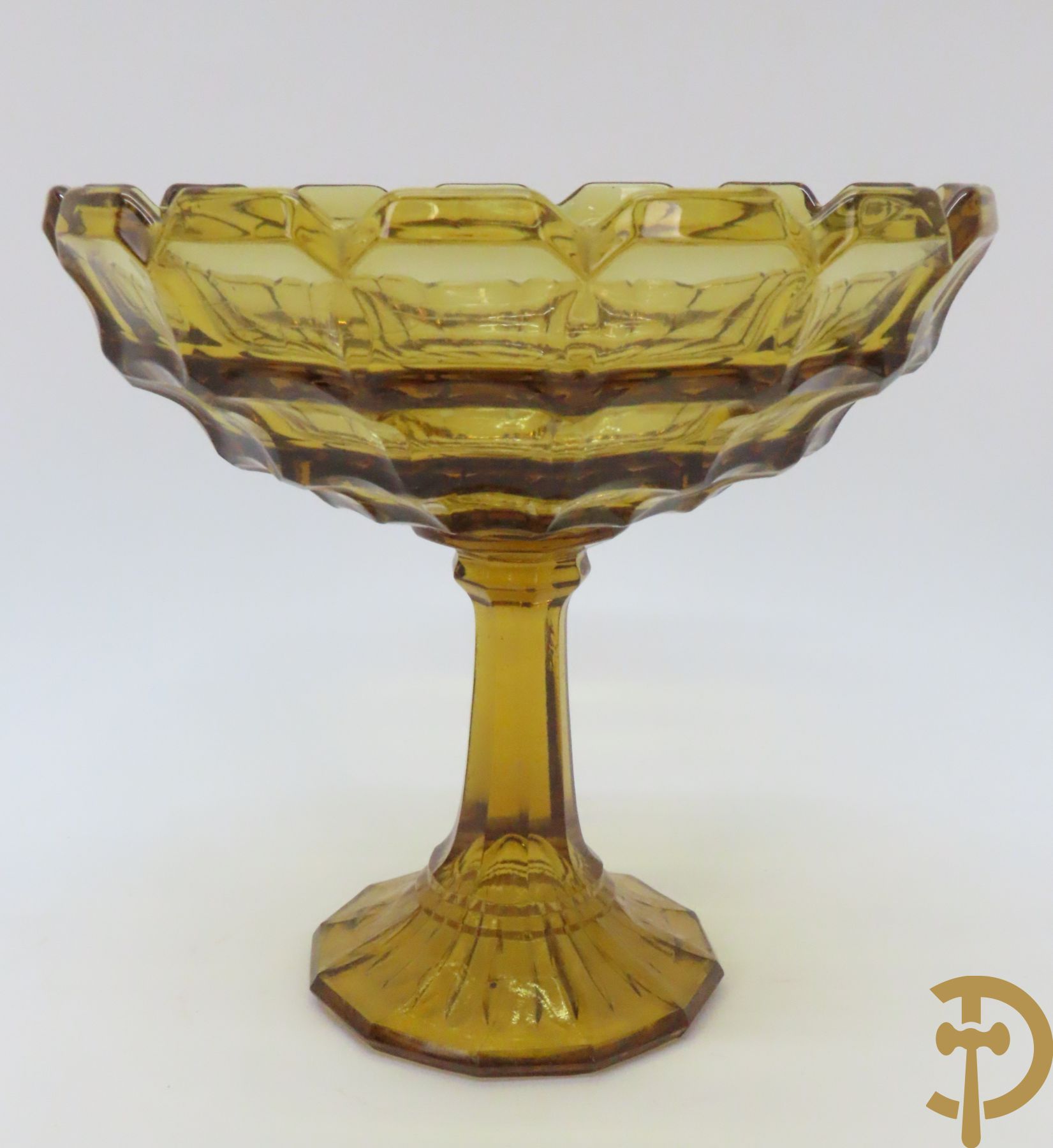 Vier coupes in gekleurd geperst Val-Saint-Lambert glaswerk + 3 coupes Scailmont