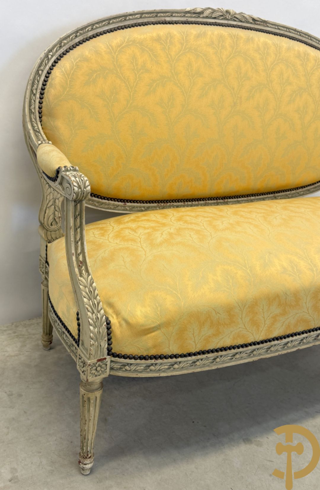 Salonensemble met rocailles, bloemenmotieven en gecanneleerde poten bestaande uit canapé, 2 armzetels en 2 stoelen