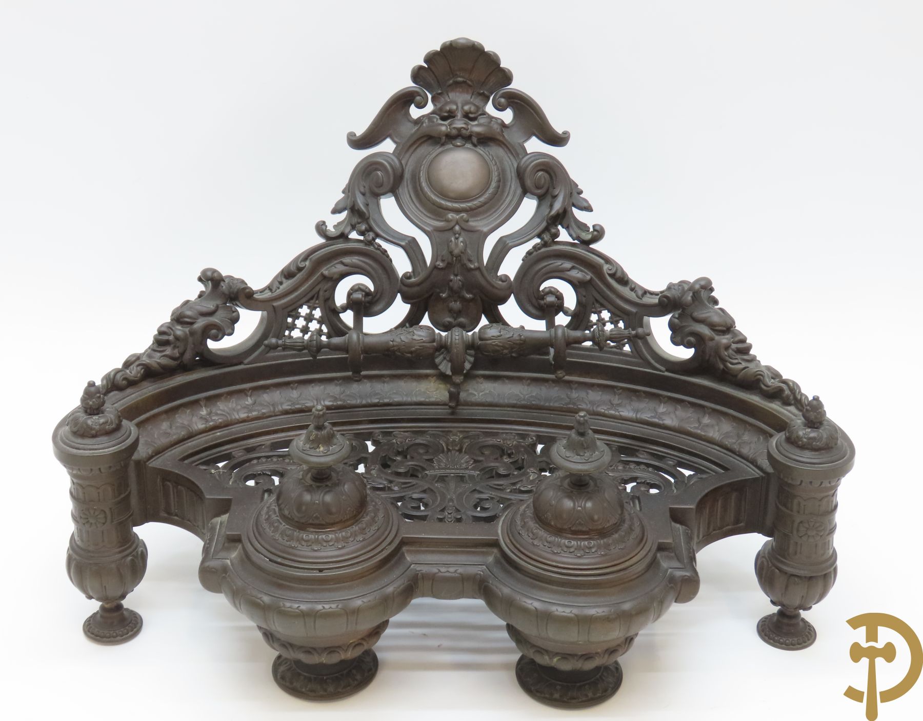 Bronzen Neo Renaissance inktstel met rocailles en bladmotieven