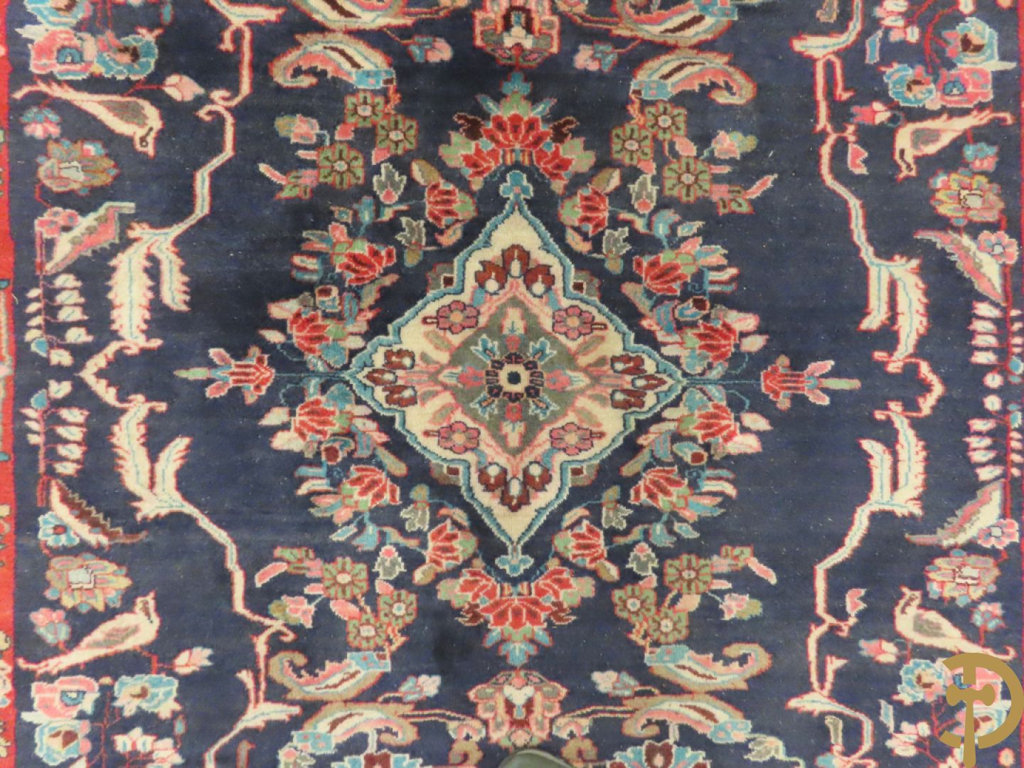 Oosters handgeknoopt tapijt met bloemen en dierenmotieven