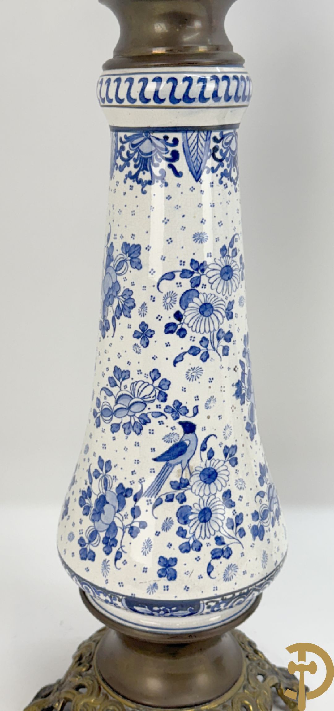 Driedelige garnituur met faience in Delftse stijl en bezet met koperen Jugendstil kandelaars, rond 1900