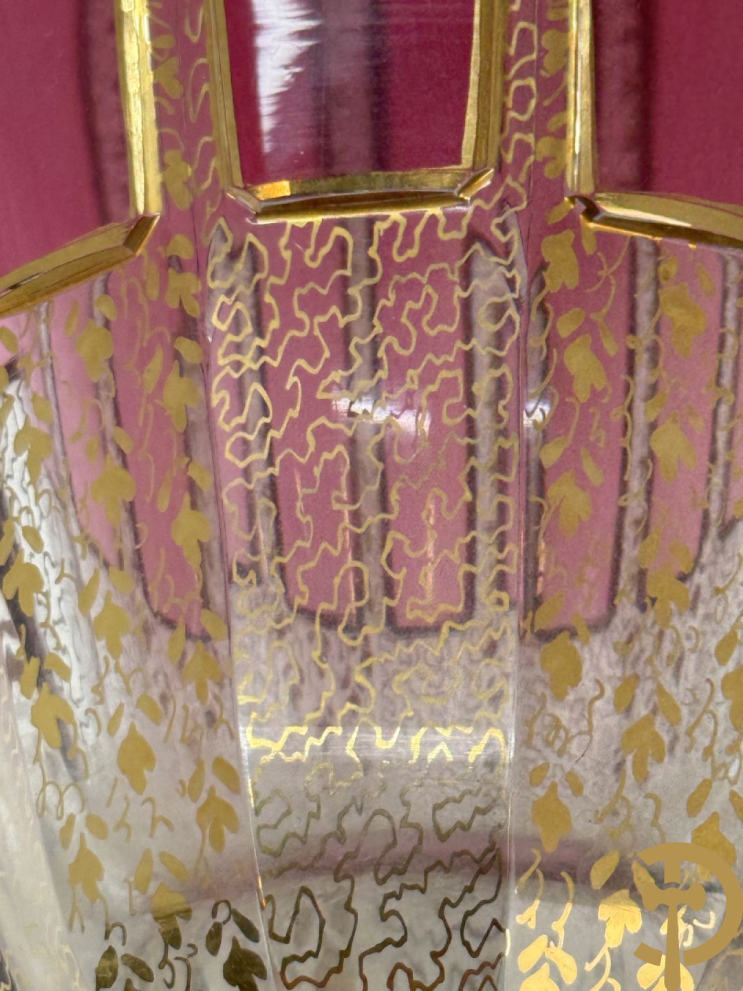 Gelobde kristallen vaas met gouddecor