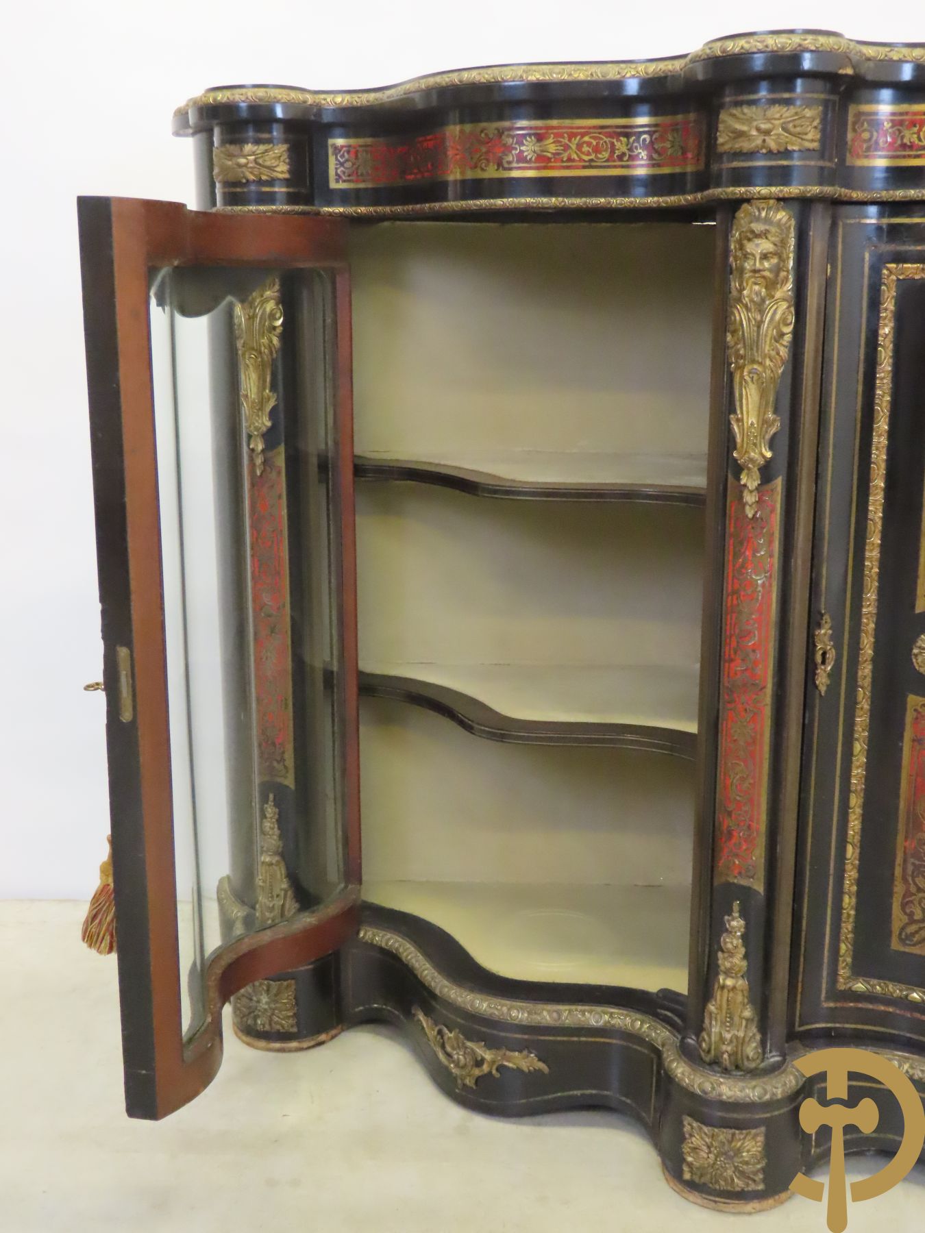 Groot Napoleon III dressoir met centrale deur bezet met medaillon in Boulletechniek - zijdelings met deuren in vitrineglas - bezet met bronzen ornamenten