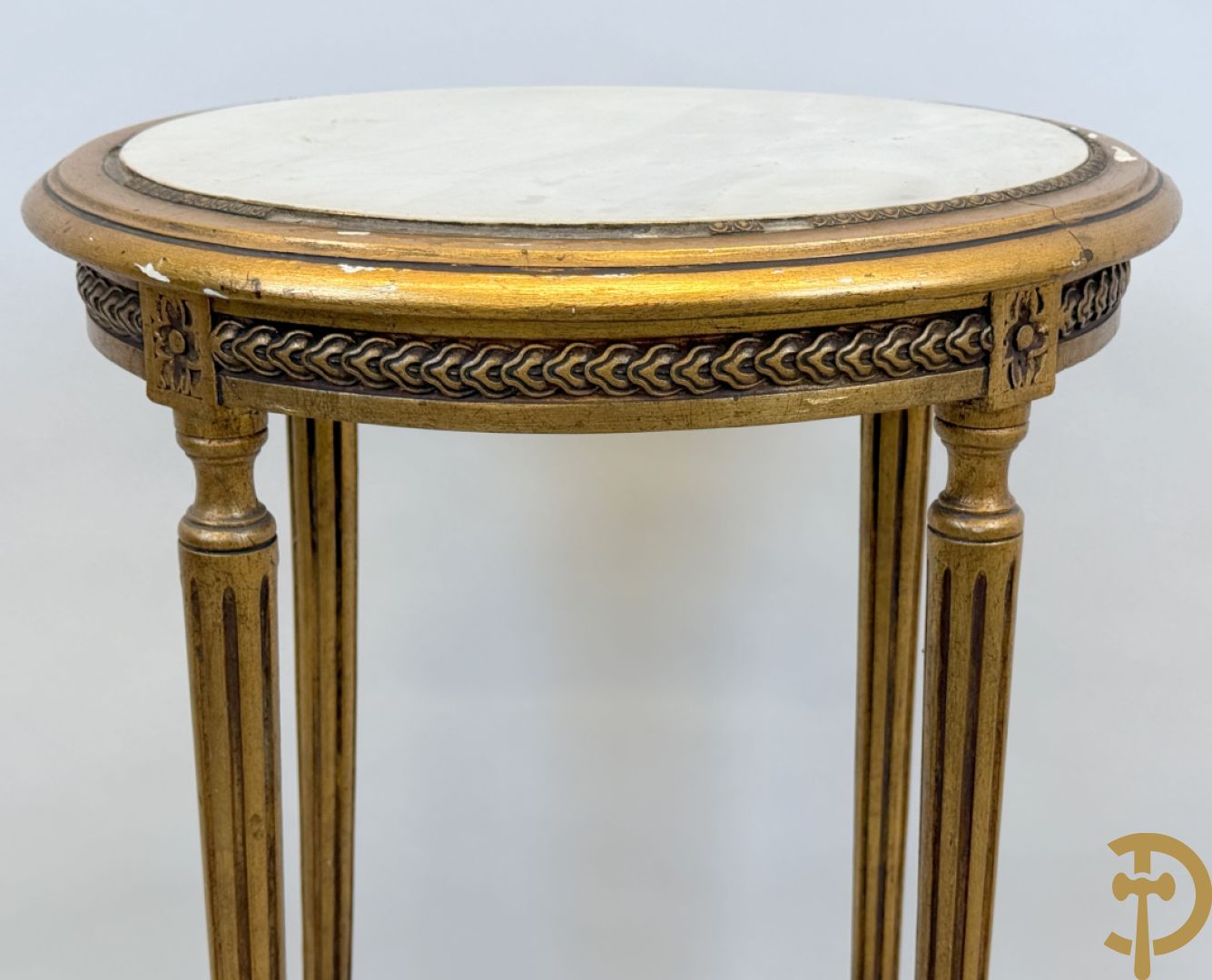 Vergulde bijzettafel Louis XVI stijl met wit marmeren blad op gecanneleerde poten