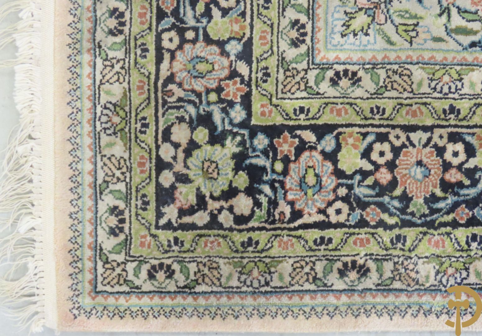 Oosters handgeknoopt tapijt met centraal medaillon, zijde op katoen