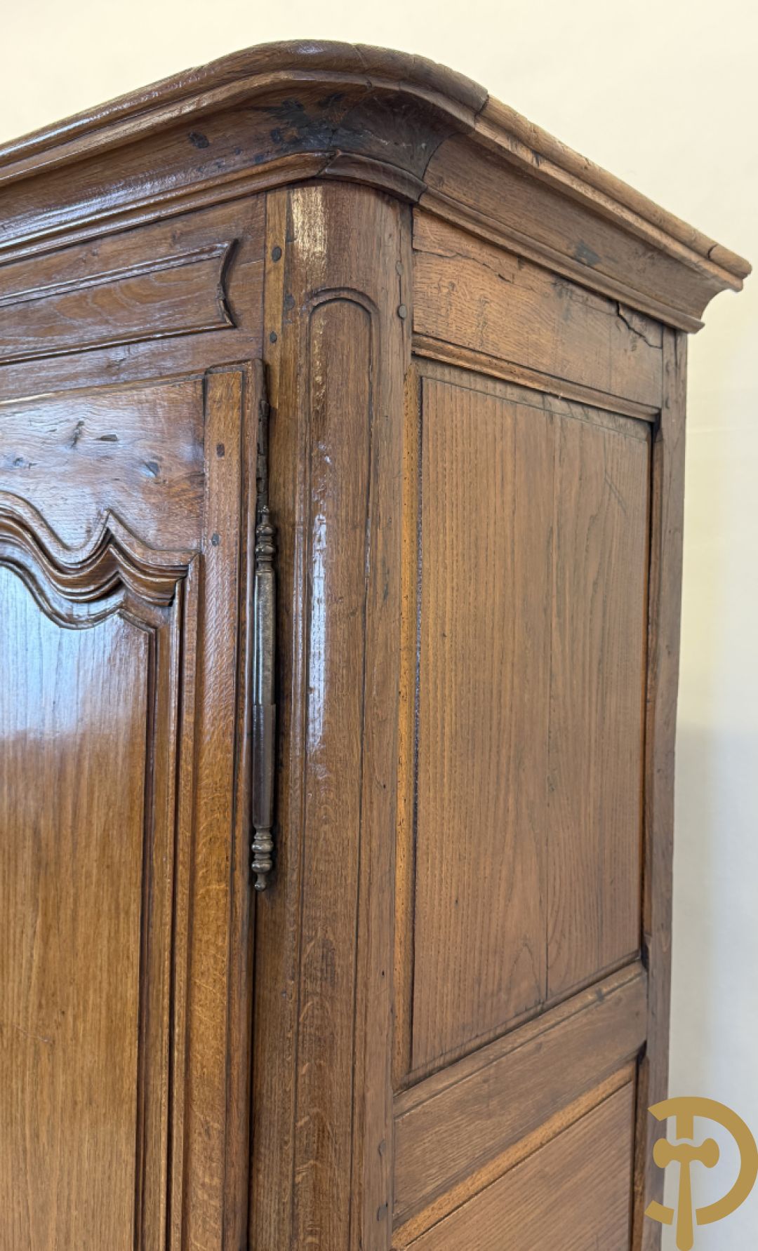 Massief eiken tweedeurskast met gezwaaide deuren op voluutvormige poten