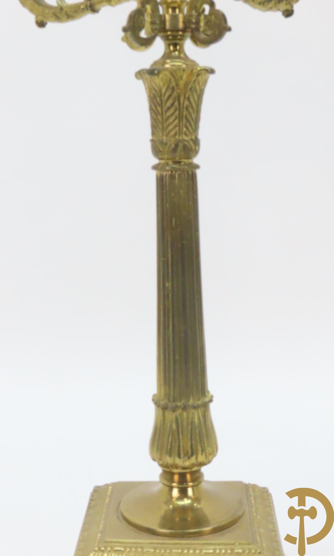 Driedelige bronzen garnituur bestaande uit middenstuk met 4 gecanneleerde zuilen en adelaar bezet + paar kandelaars