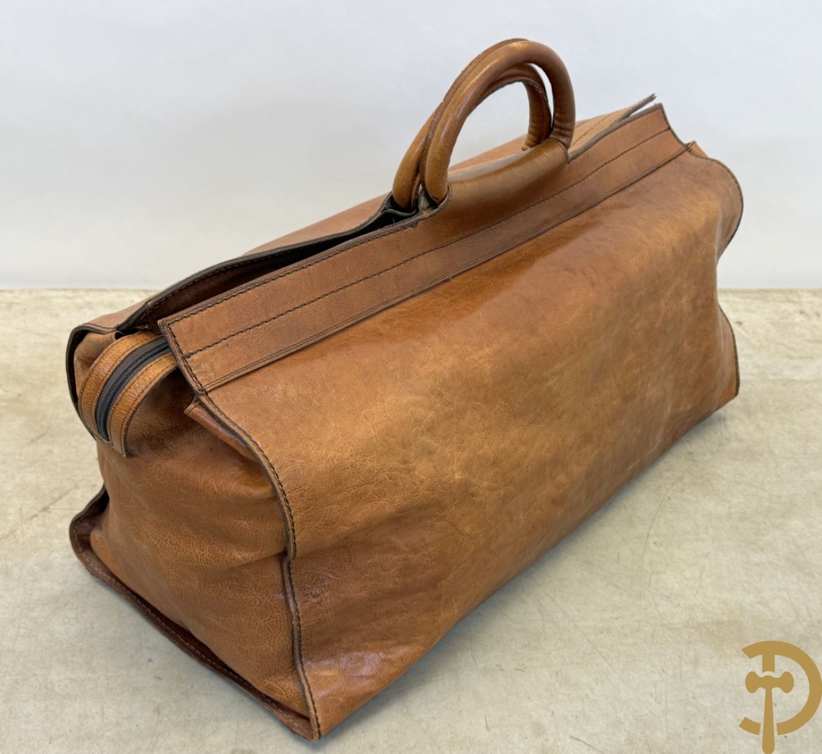 Drie oude lederen valiezen + reistas