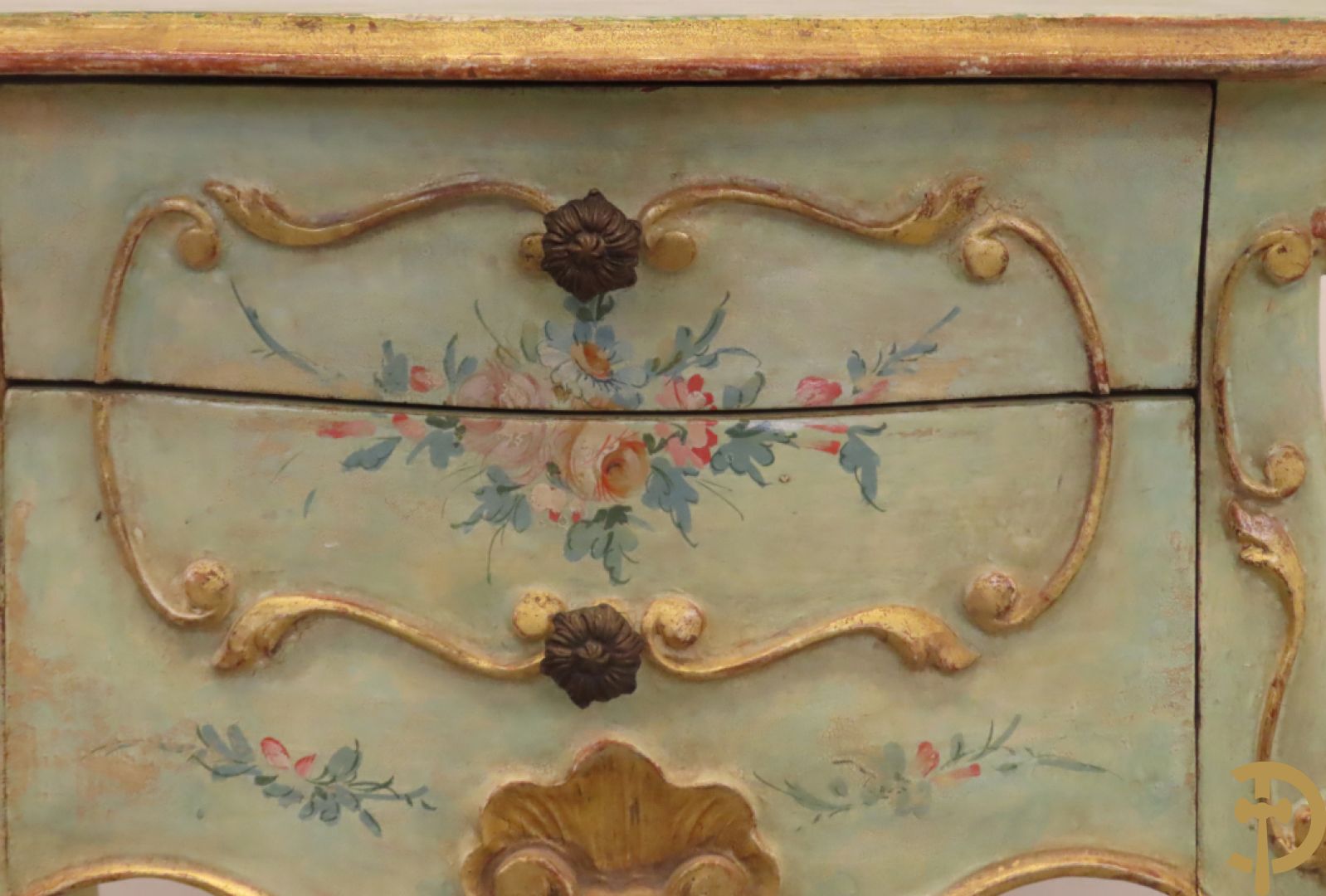 Paar gegalbeerde en gemonochromeerde bijzetkastjes met 2 lades en beschilderd bloemendecor op voluutvormige poten