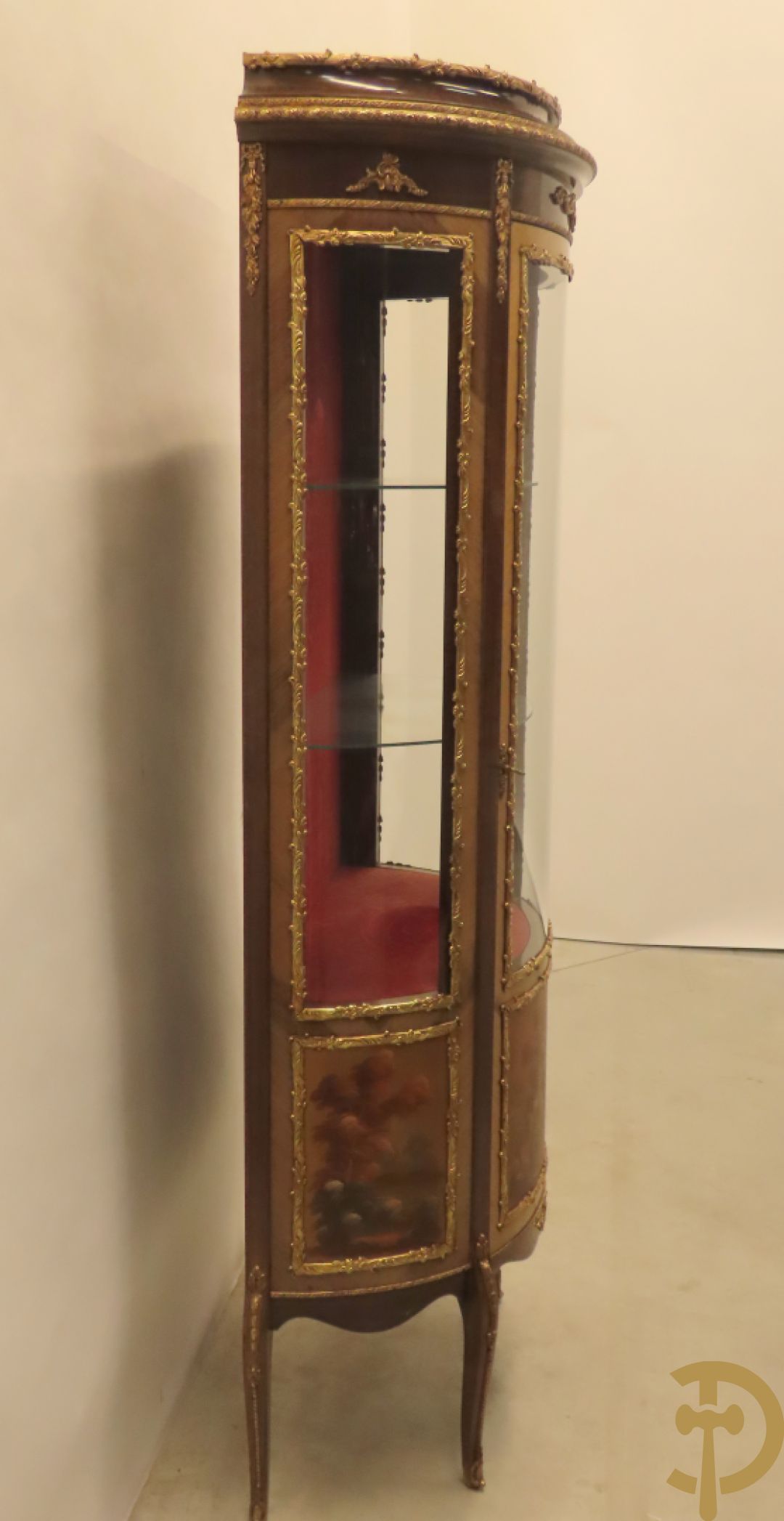 Gebogen notelaren vitrine met bronsbeslag en geanimeerd romantisch tafereel onderaan