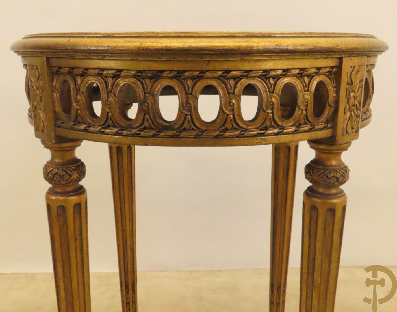 Vergulde bijzettafel met marmeren blad op 4 gecanneleerde poten