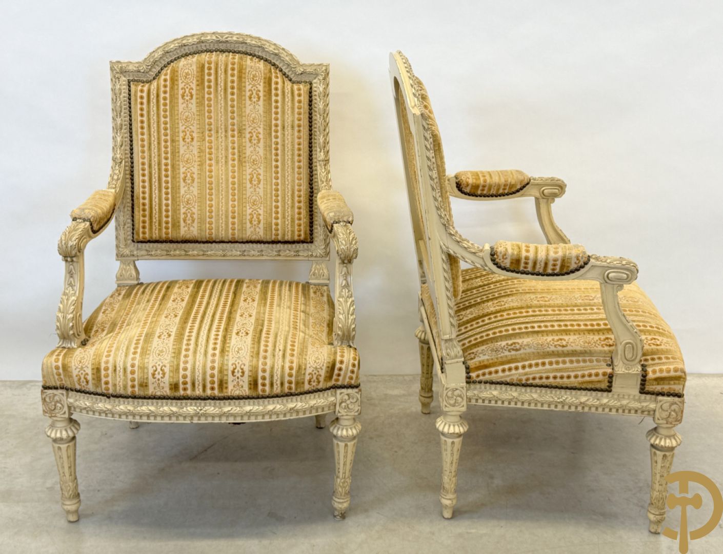 Gemonochromeerd salonensemble met gesculpteerde bladranken bestaande uit canapé, 2 armzetels en 3 stoelen