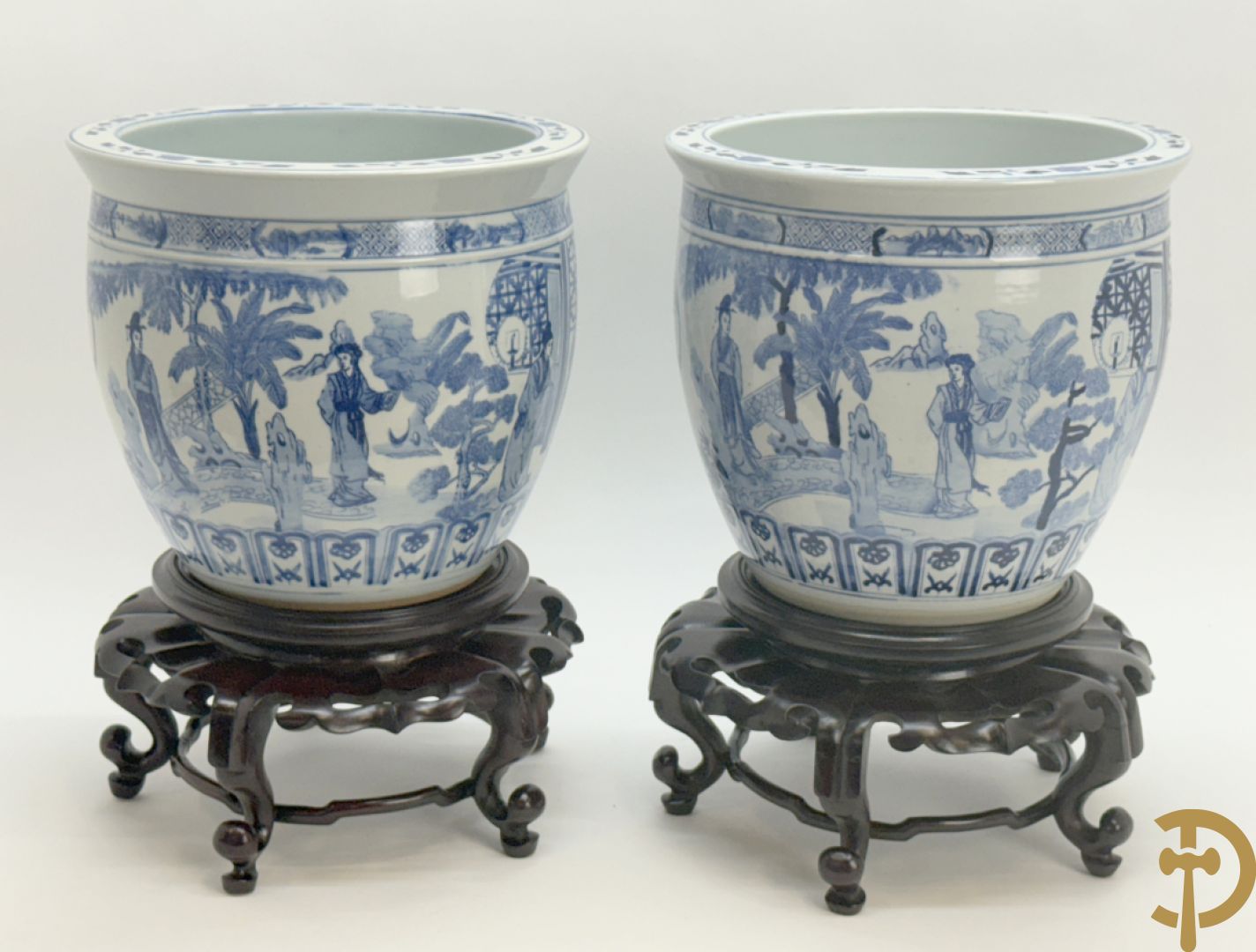 Twee blauw/witte cachepots met geanimeerd landschapsdecor op houten sokkels