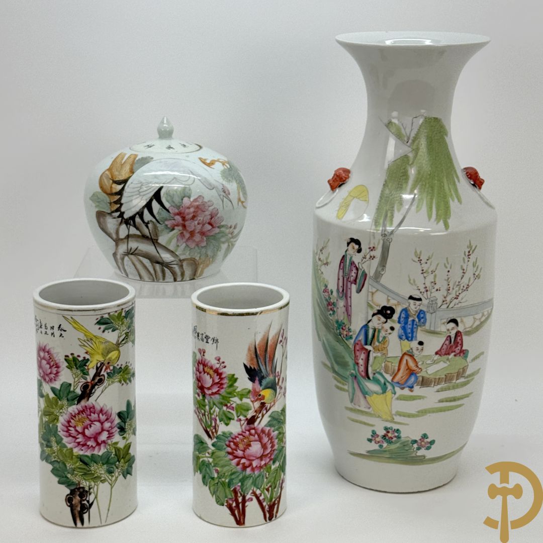 Twee rolvazen met bloemen- en vogeldecor + dekselpotiche met vogeldecor + Chinese vaas met decor van dames en kinderen
