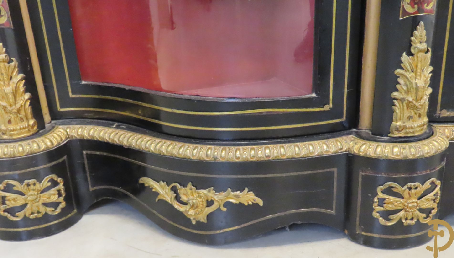 Napoleon III dressoir, centraal met bronnen plakkette omgeven door Louis XVI strik, met 2 zijdelingse vitrines met gebogen glas - stijlen bezet met bronzen dameshoofden