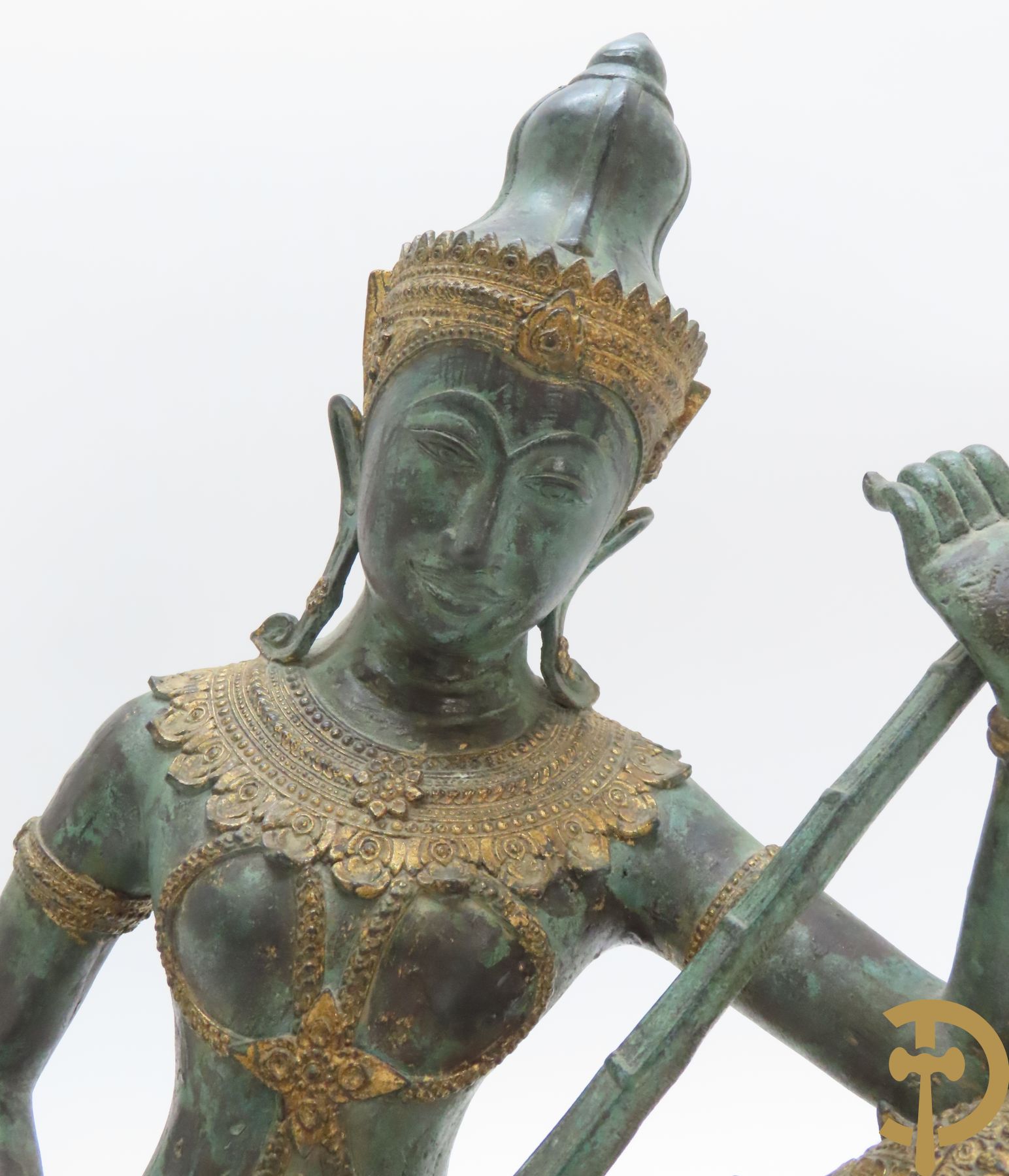 Bronzen boedhahoofd op sokkel + bronzen boedhistische figuur met snaarinstrument + stenen Khmer van boedhistisch figuur + stenen Kmer kopje