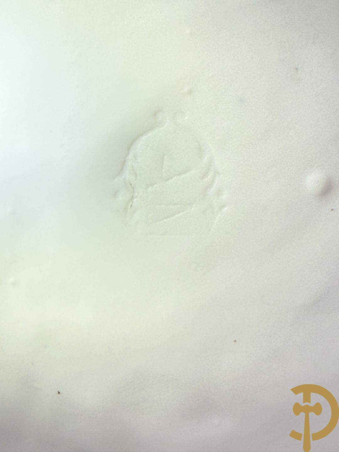 Paar grote witte biscuits van elegant koppel, onderaan gemerkt AM