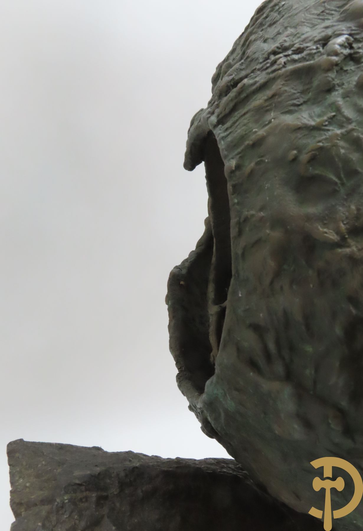 LAMPENS Mark getekend op arduinene sokkel - Kegelvormige bronssculptuur met grillig rolwerk