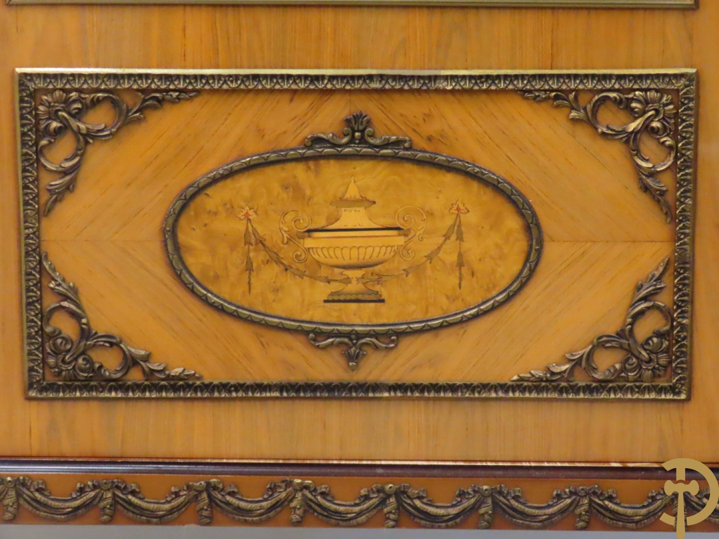 Notelaren eetkamer Louis XVI stijl bestaande uit vijfdeursdressoir met bloemenmarquetterie, bronsbeslag en wit marmeren blad, ovale uittrekbare tafel, 6 stoelen met leder bekleed en gegalbeerde vitrine met geslepen ruitjes