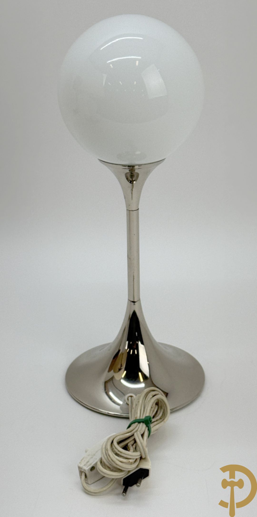 Vintage lamp met witte artisjok motief + vintage lamp met witte bol op chromé voet