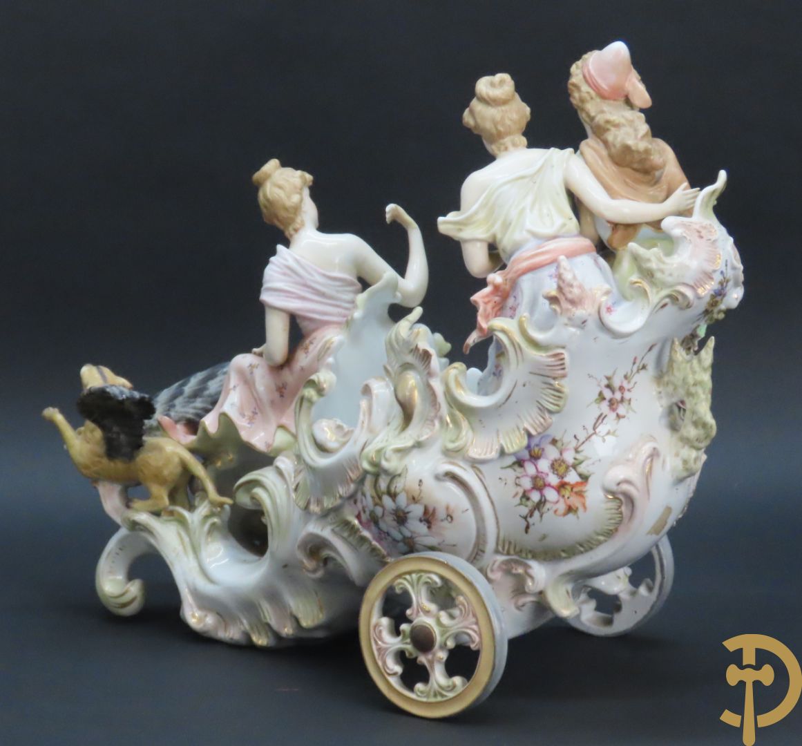 Meerkleurige porseleinen sierwagen slede met 3 dames voortgetrokken door 3 honden, onderaan gemerkt