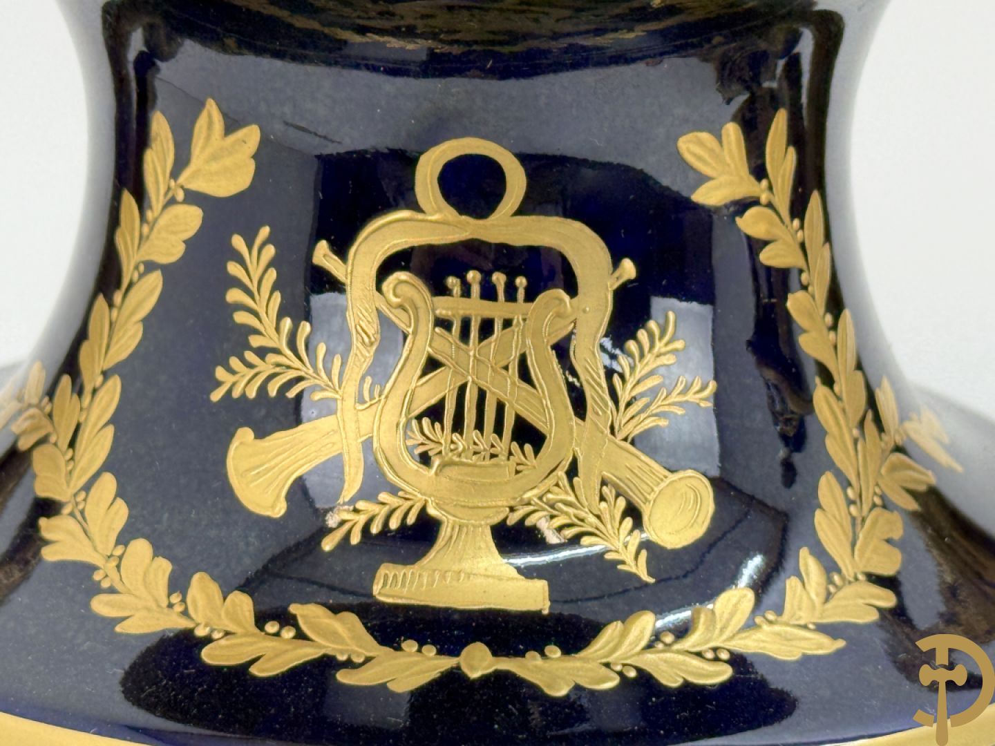 Paar porseleinen Sèvres cassolettes met handbeschilderd romantisch decor op blauwe fond, zijdelings met bronzen zwanen, Chateaux de Sceaux  gemerkt onderaan, Missant J. getekend